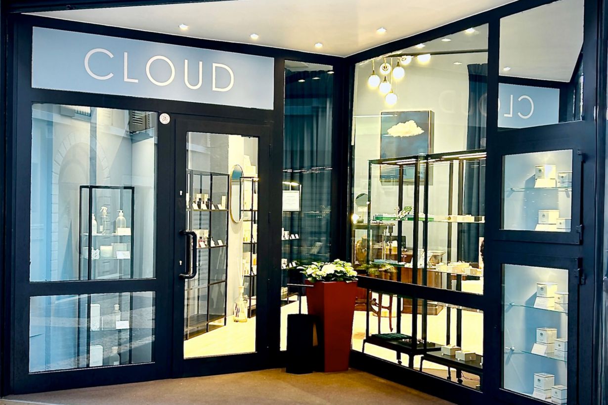 Ingresso del Cloud Concept Store con vetrine e illuminazione interna.